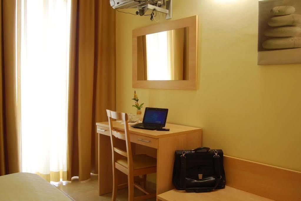 Hotel Caggiari Senigália Exterior foto